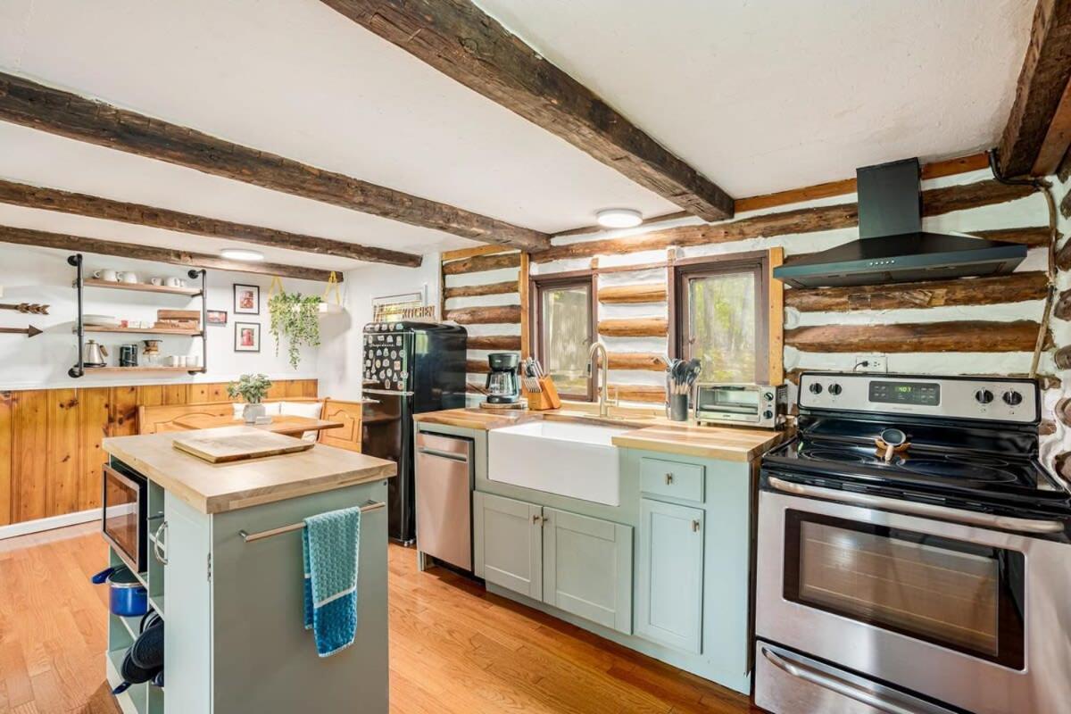 Modernized Log Cabin W Hot Tub Fire Pit & Views Berkeley Springs Εξωτερικό φωτογραφία