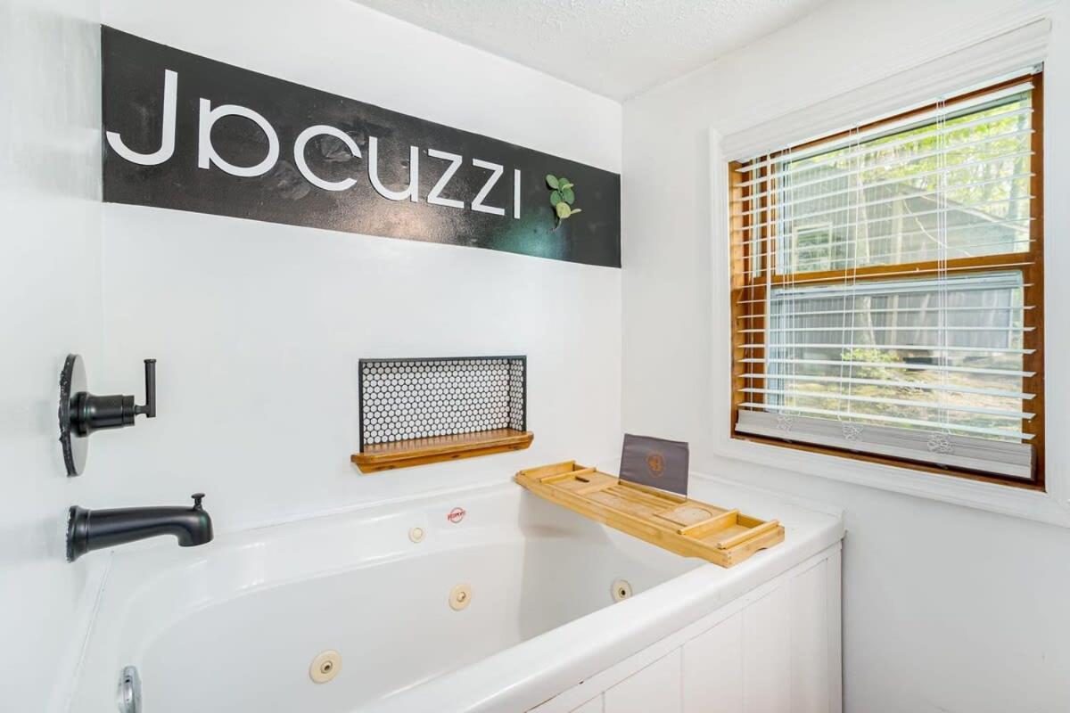 Modernized Log Cabin W Hot Tub Fire Pit & Views Berkeley Springs Εξωτερικό φωτογραφία