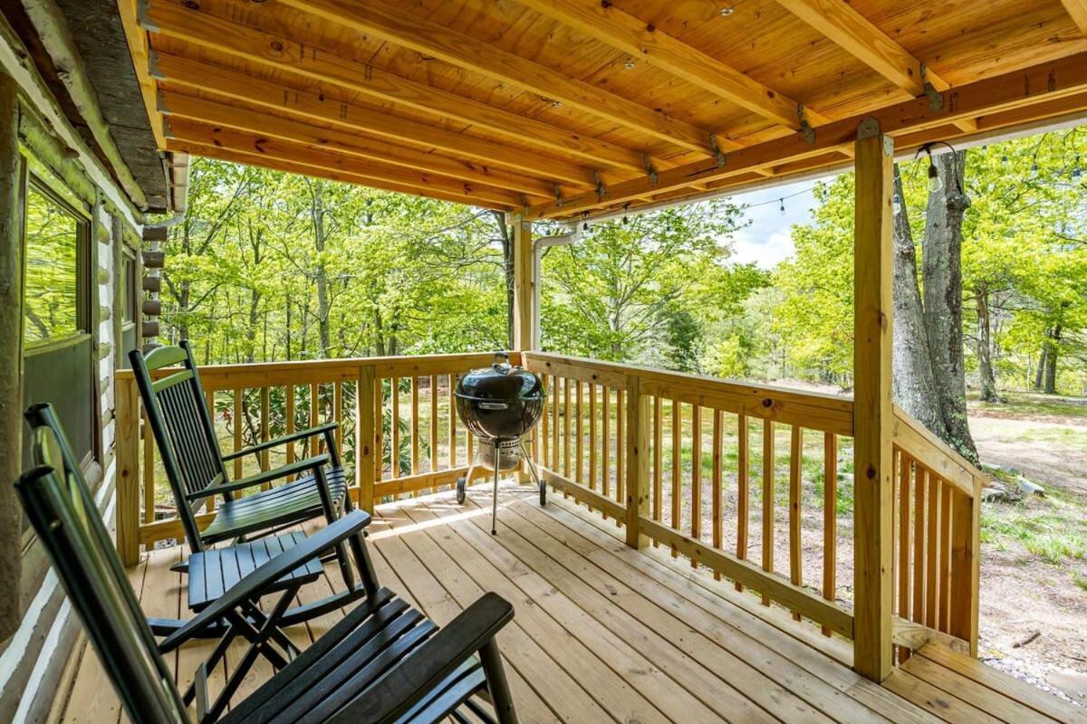 Modernized Log Cabin W Hot Tub Fire Pit & Views Berkeley Springs Εξωτερικό φωτογραφία