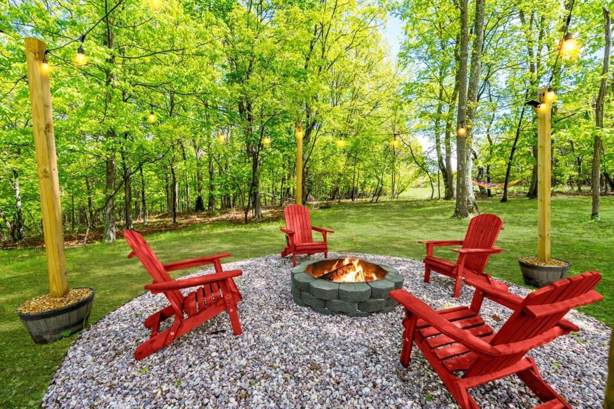 Modernized Log Cabin W Hot Tub Fire Pit & Views Berkeley Springs Εξωτερικό φωτογραφία
