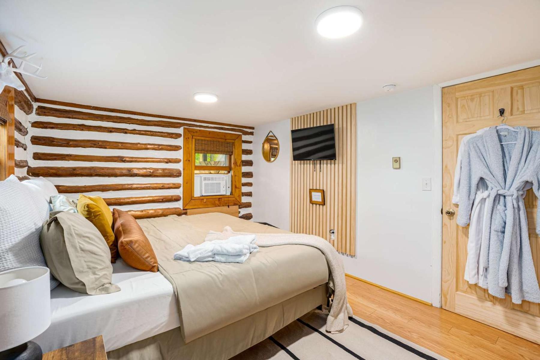 Modernized Log Cabin W Hot Tub Fire Pit & Views Berkeley Springs Εξωτερικό φωτογραφία